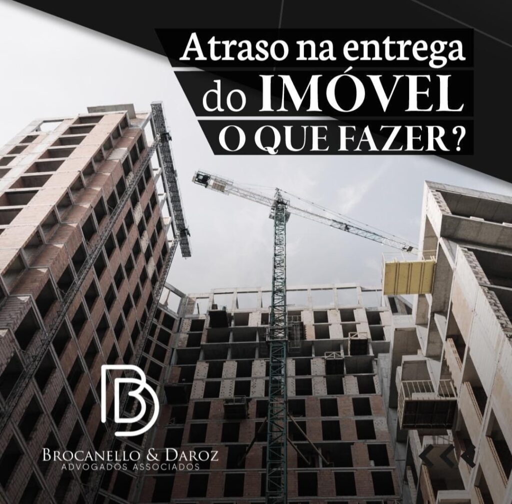 Se você comprou um imóvel na planta e está enfrentando um atraso na entrega, é crucial saber como proceder para garantir seus direitos e resolver a situação.

De acordo com a Lei de Distrato, o prazo para a entrega do imóvel na planta pode ser prorrogado por até 180 dias. Se a incorporadora não cumprir esse prazo, você tem várias alternativas:

Rescisão contratual: Caso a entrega do imóvel na planta não ocorra dentro do prazo estendido, você pode optar pela rescisão do contrato. Nesse caso, você terá direito ao reembolso integral do valor pago em até 60 dias após a rescisão.

Multa moratória: É possível solicitar uma multa moratória mensal, equivalente a 1% do valor pago à incorporadora, com correção monetária. Esta compensação pode ajudar a mitigar os danos financeiros causados pelo atraso.

Ação judicial: Se você não conseguir resolver a situação diretamente com a empresa ou se o reembolso não for realizado conforme esperado, a via judicial pode ser a solução. Um advogado especializado em imóvel na planta pode auxiliar na obtenção dos valores devidos e na compensação por qualquer transtorno causado.

Além disso, é essencial manter toda a documentação relacionada ao atraso na entrega do imóvel na planta. Recibos, e-mails e comunicações com a incorporadora serão fundamentais caso você precise de suporte jurídico.

Para informações adicionais sobre como lidar com atrasos na entrega de imóveis na planta, você pode acessar guias informativos e estudos de caso. Se você está enfrentando dificuldades com a entrega do seu imóvel na planta, entre em contato conosco. Nossa equipe de advogados especializados está disponível para oferecer a assistência necessária e ajudar a resolver a situação da melhor maneira possível.